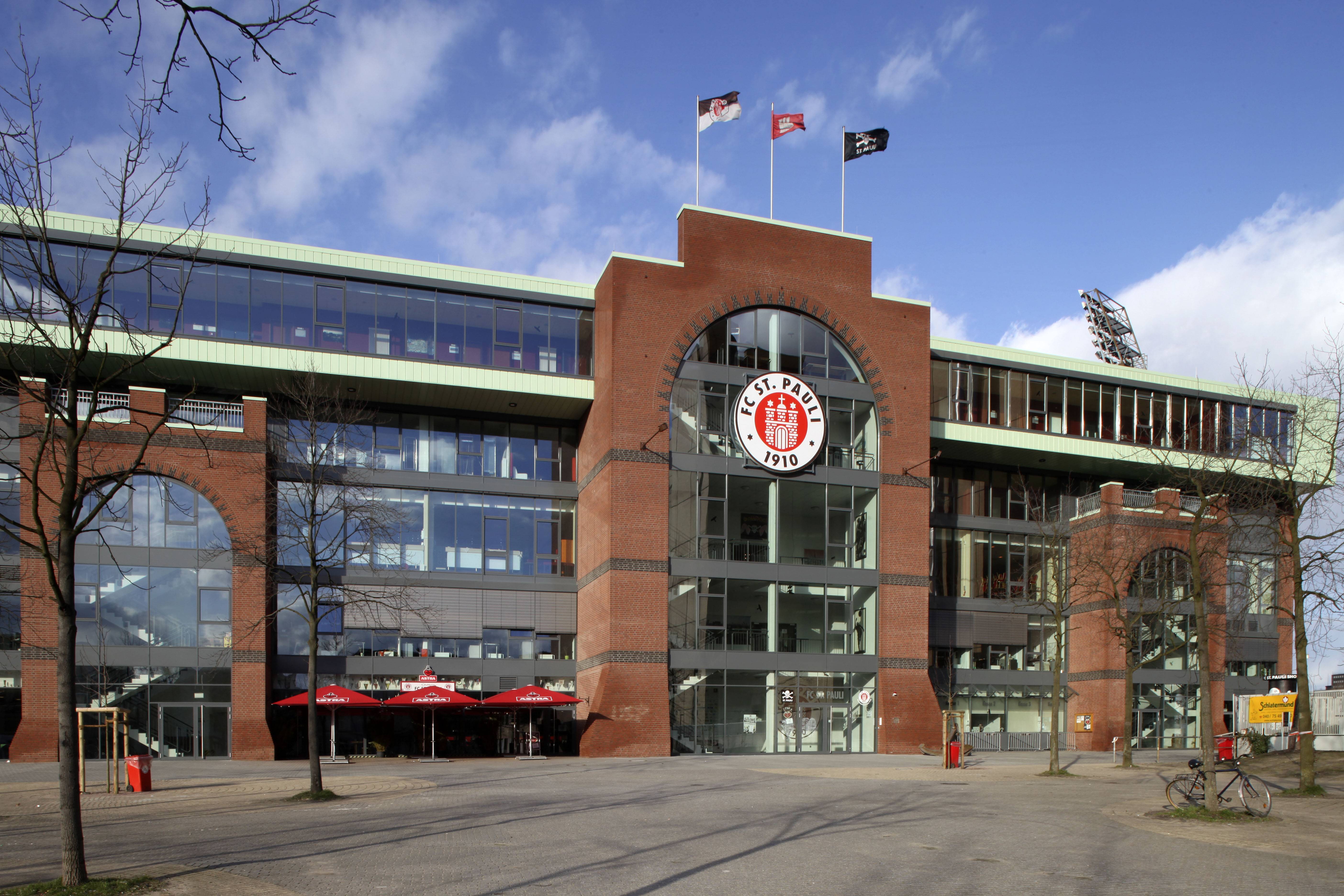 Außenansicht der Südtribüne des Stadions am Millerntor, Heimspielstätte des FC St. Pauli 