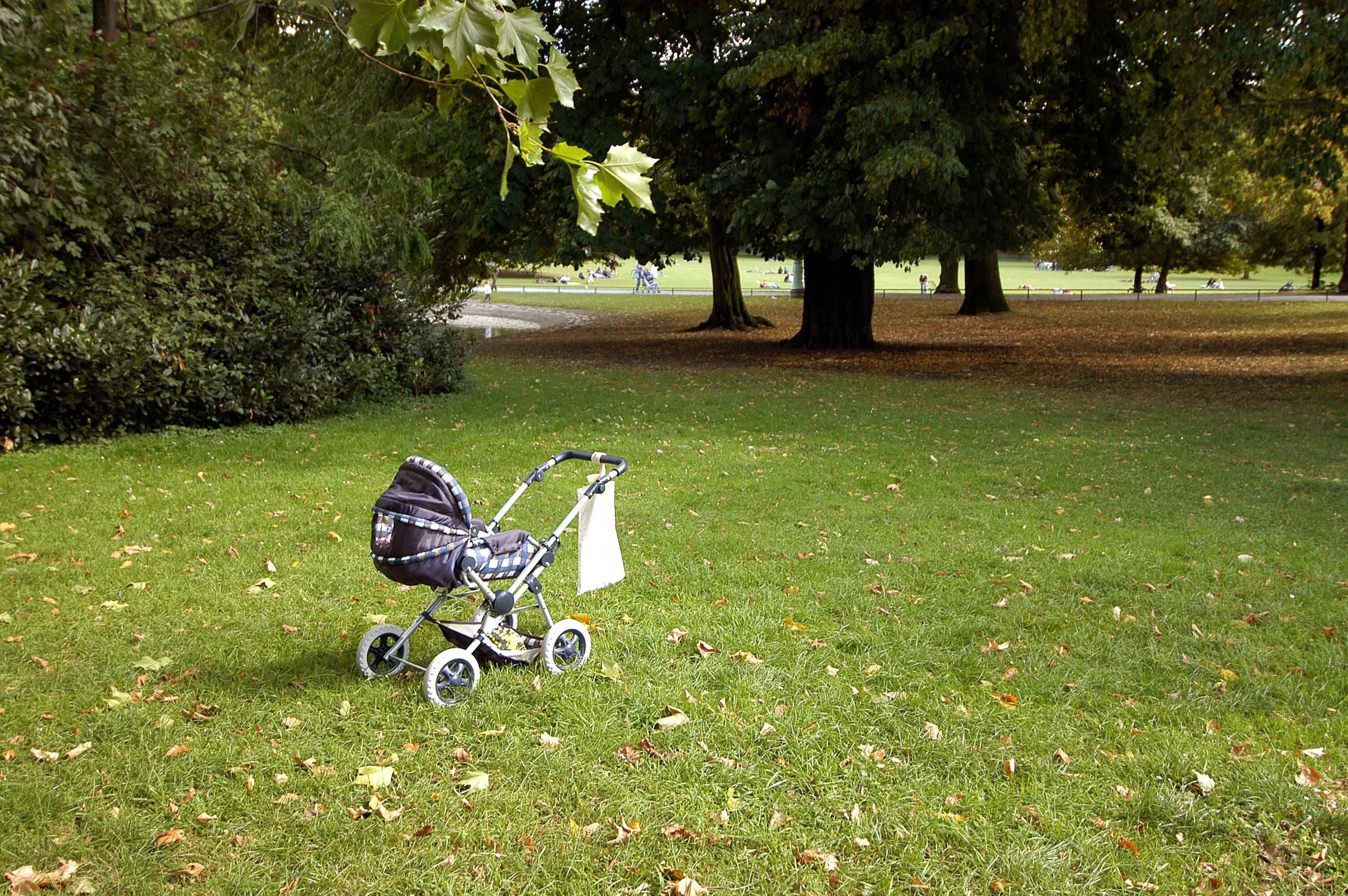 Leerer Kinderwagen