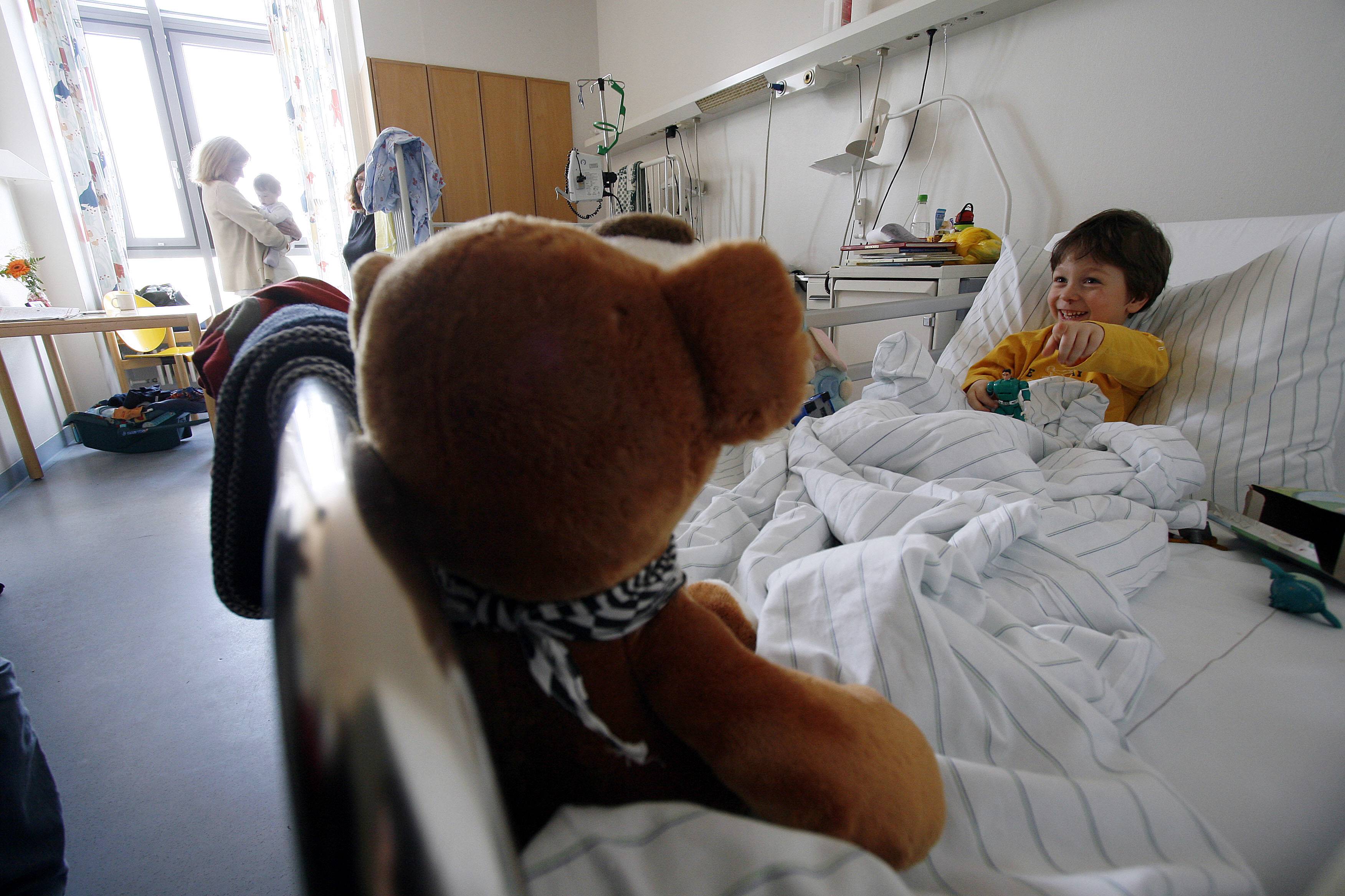 Kleiner Patient (Luca Cangiano) liegt mit Bronchitis auf der Kinderstation in Berlin.