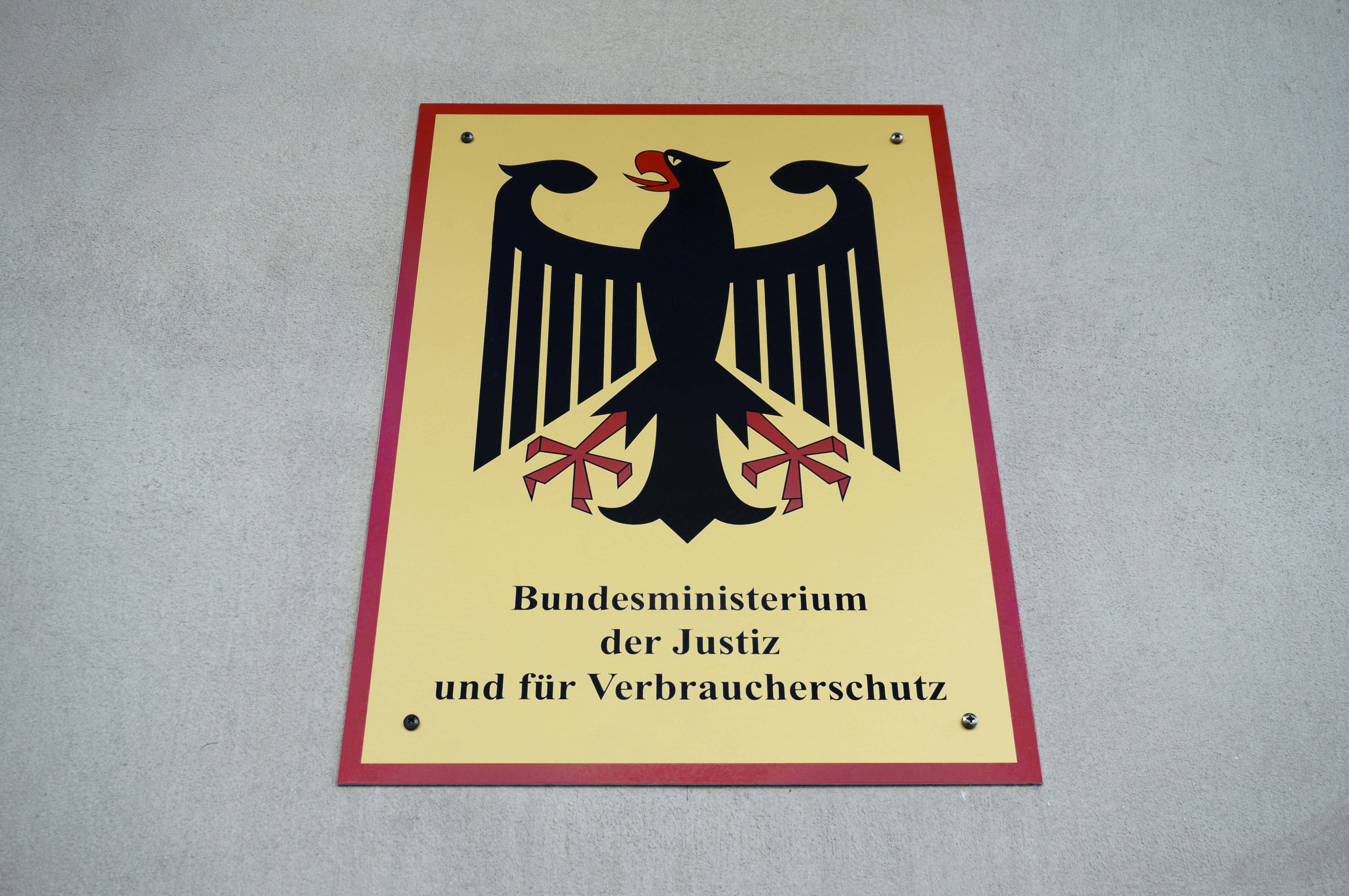 Schild am Justizministerium