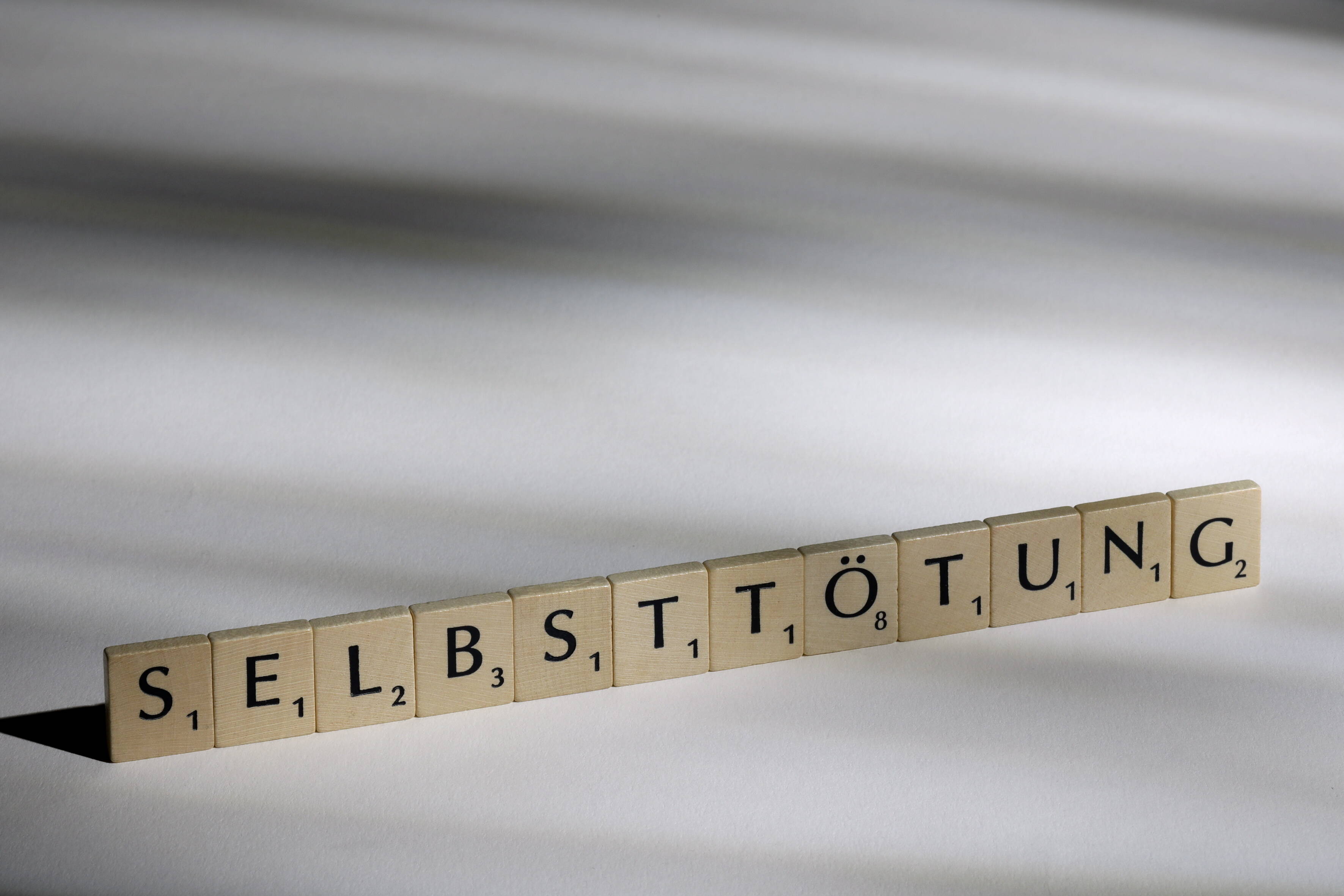 Selbsttoetung, gelegt aus Scrabble-Buchstaben