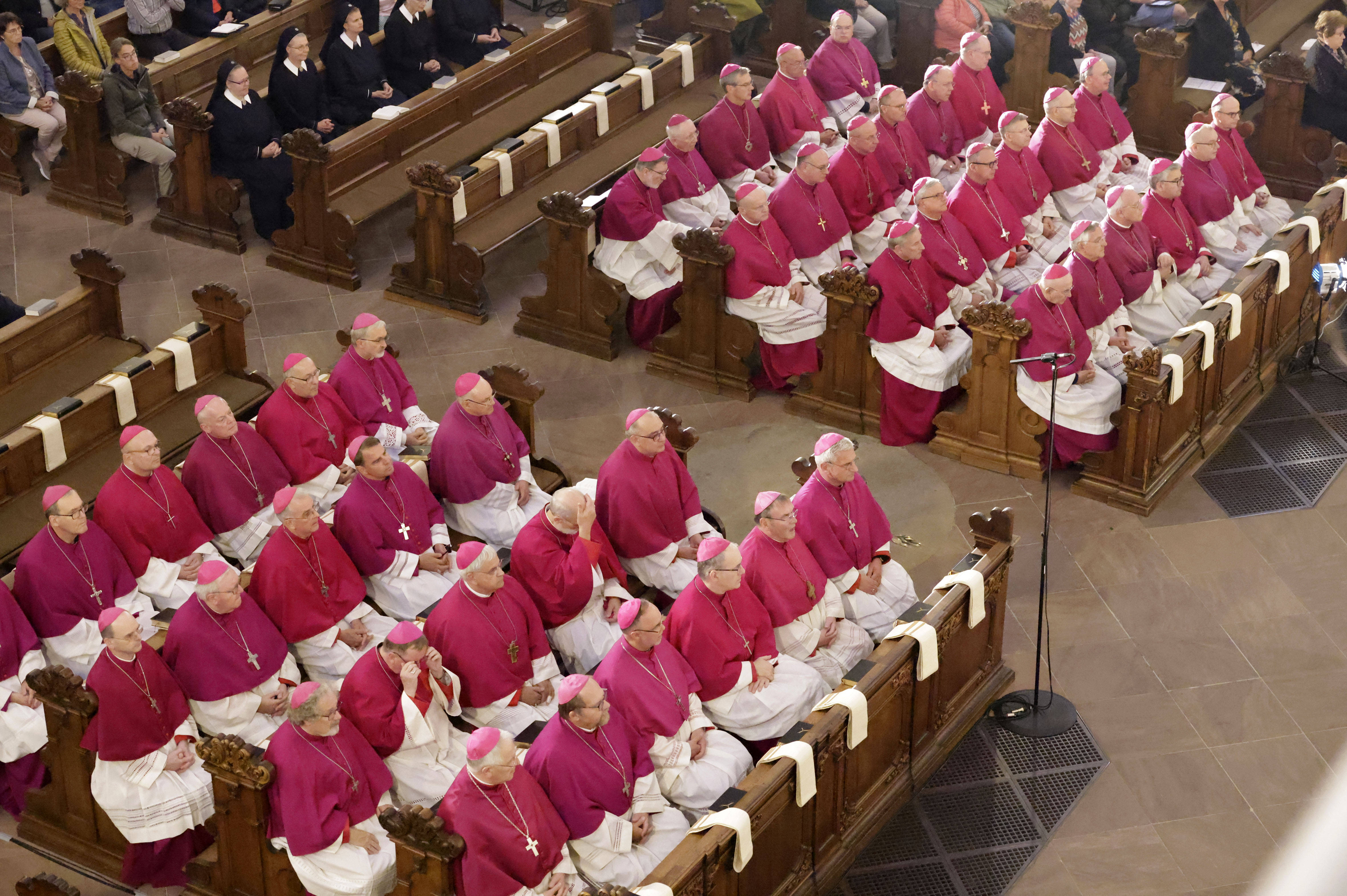 Bischöfe beim Eröffnungsgottesdienst zur Herbst-Vollversammlung der Deutschen Bischofskonferenz im Dom zu Fulda