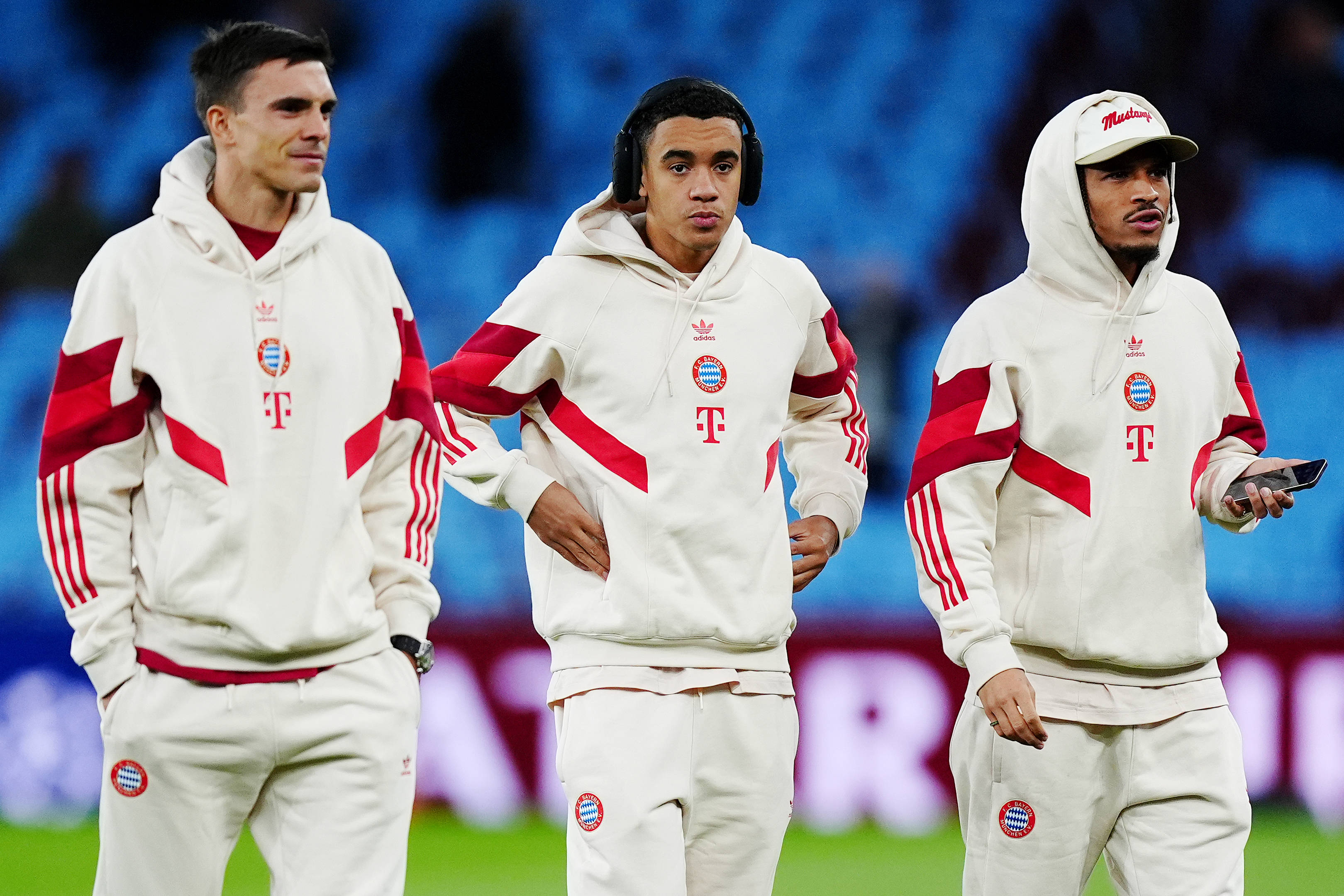 Fußballer Palhinha, Musiala und Sané vom FC Bayern im Trainingsanzug