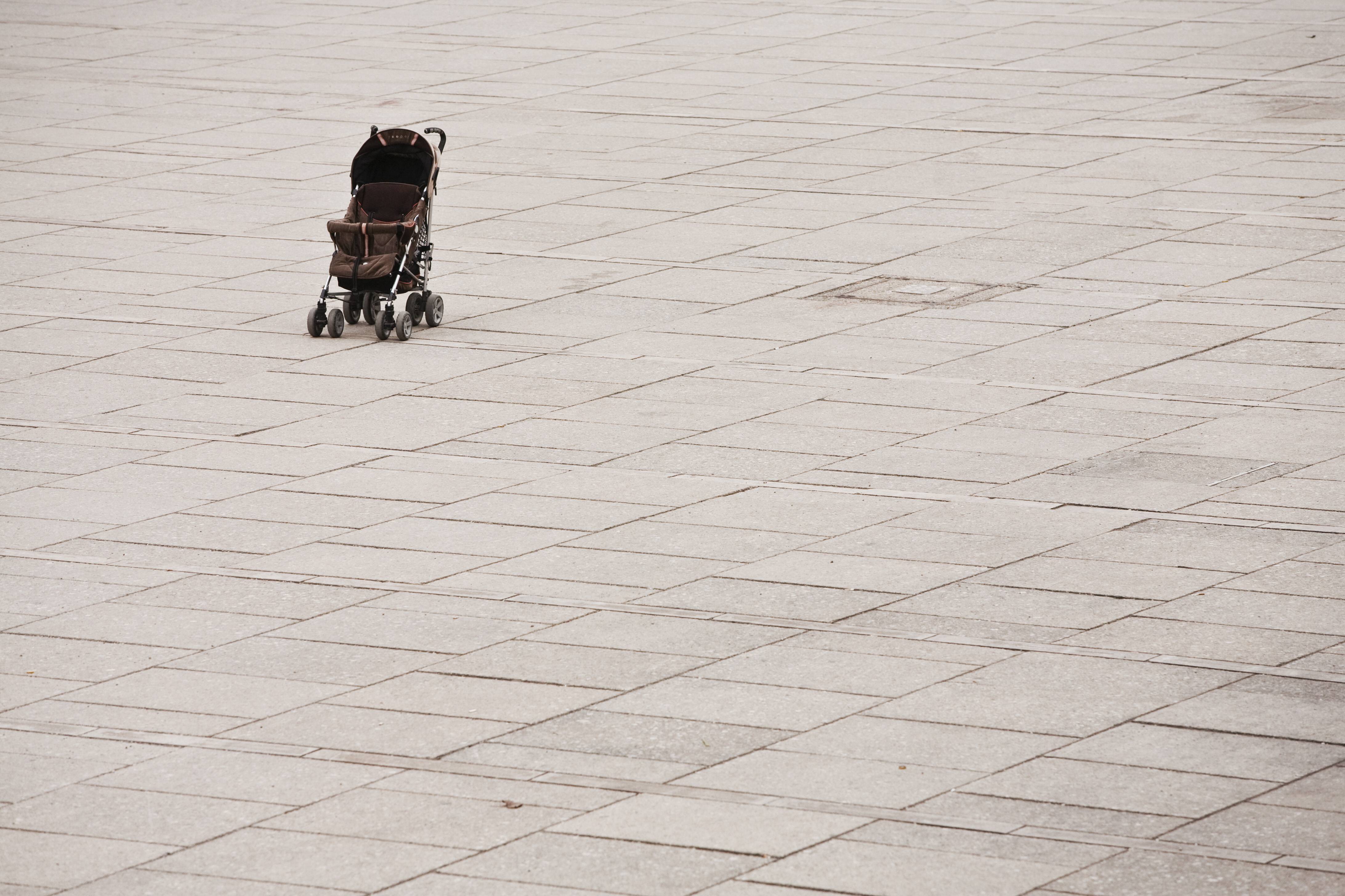 Leerer Kinderwagen auf einem Platz