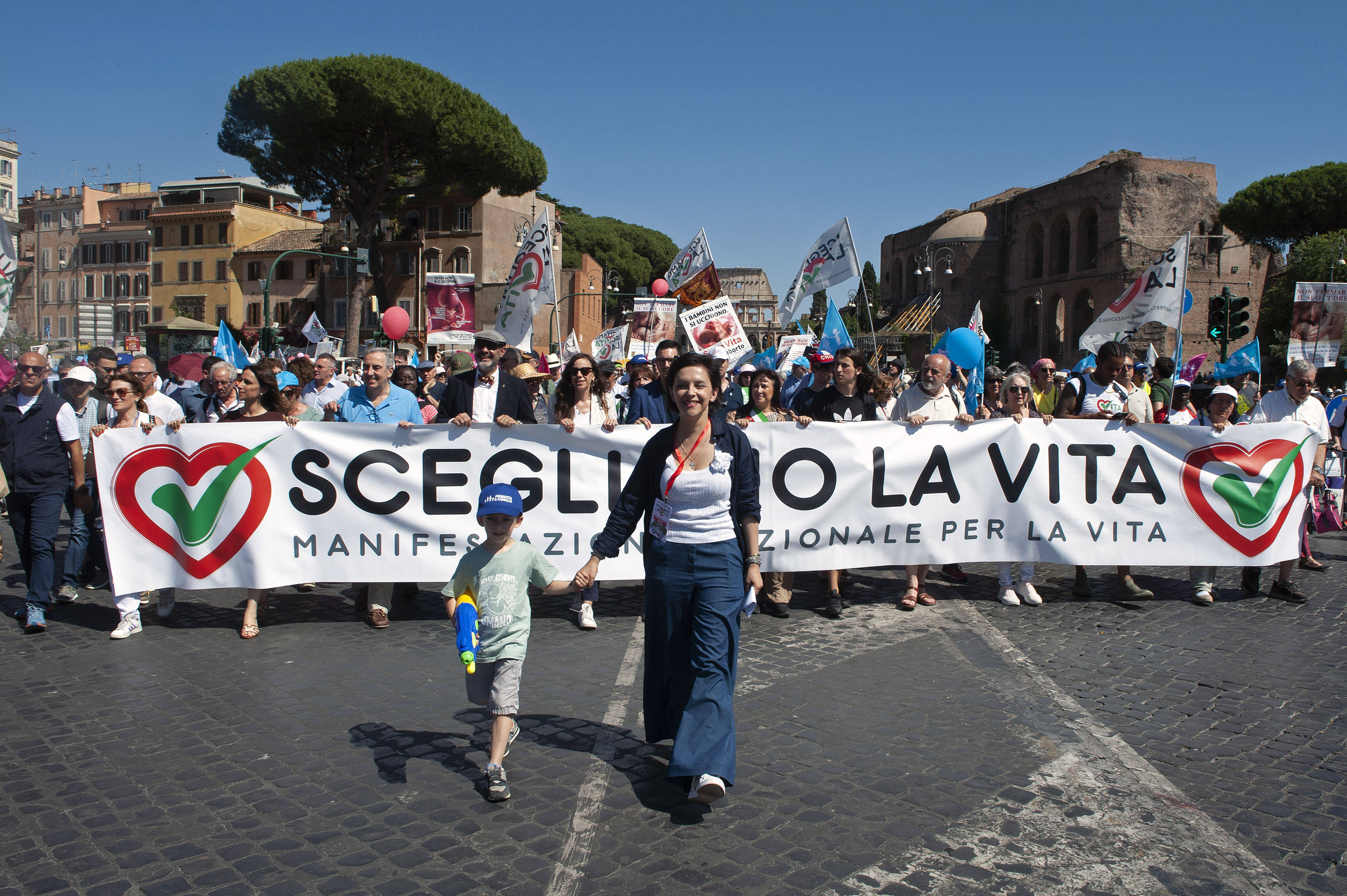 Maria Rachele Ruiu partecipa a un corteo pro-vita e famiglia, a Roma