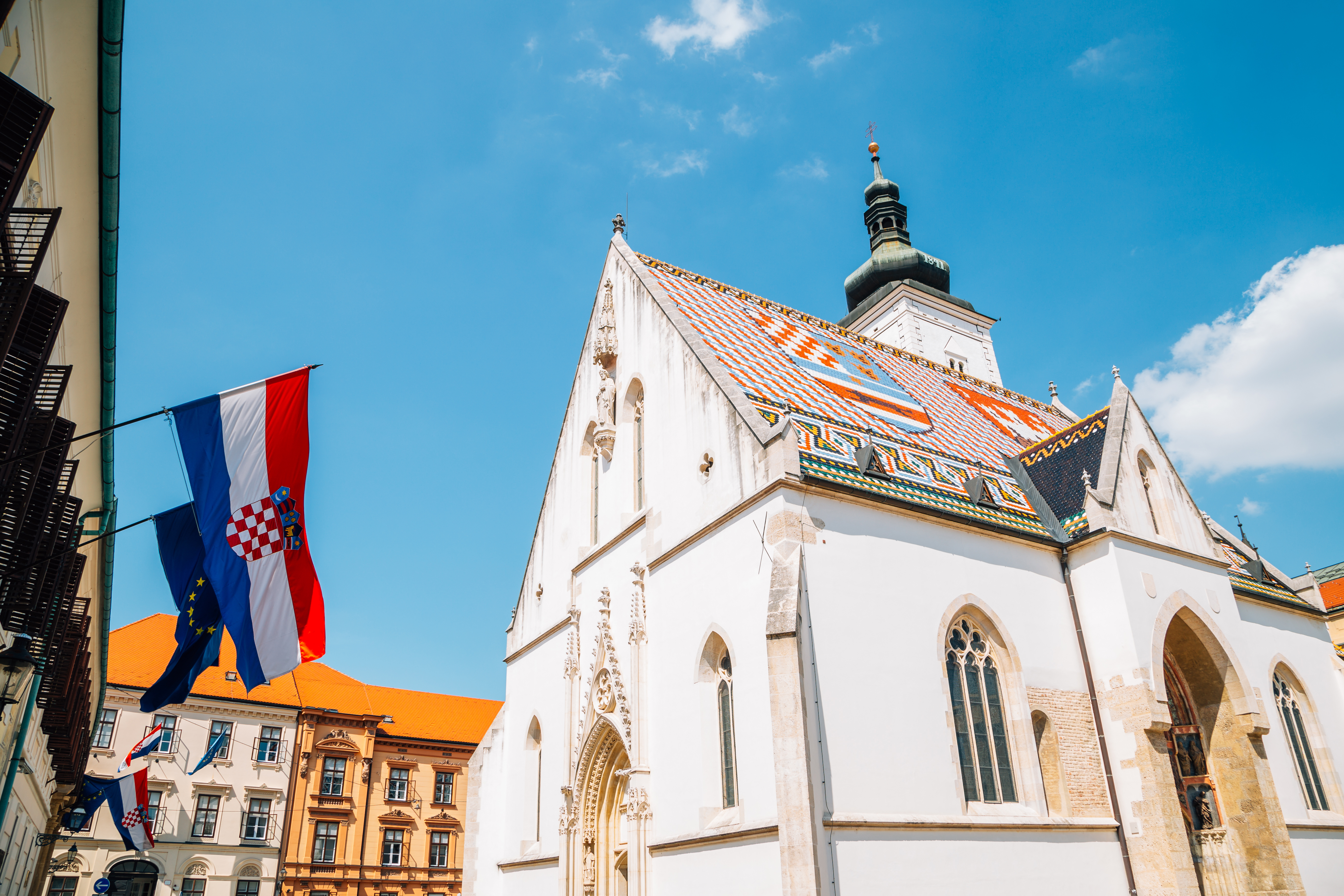 Kirche in Zagreb mit Kroatien Fahne