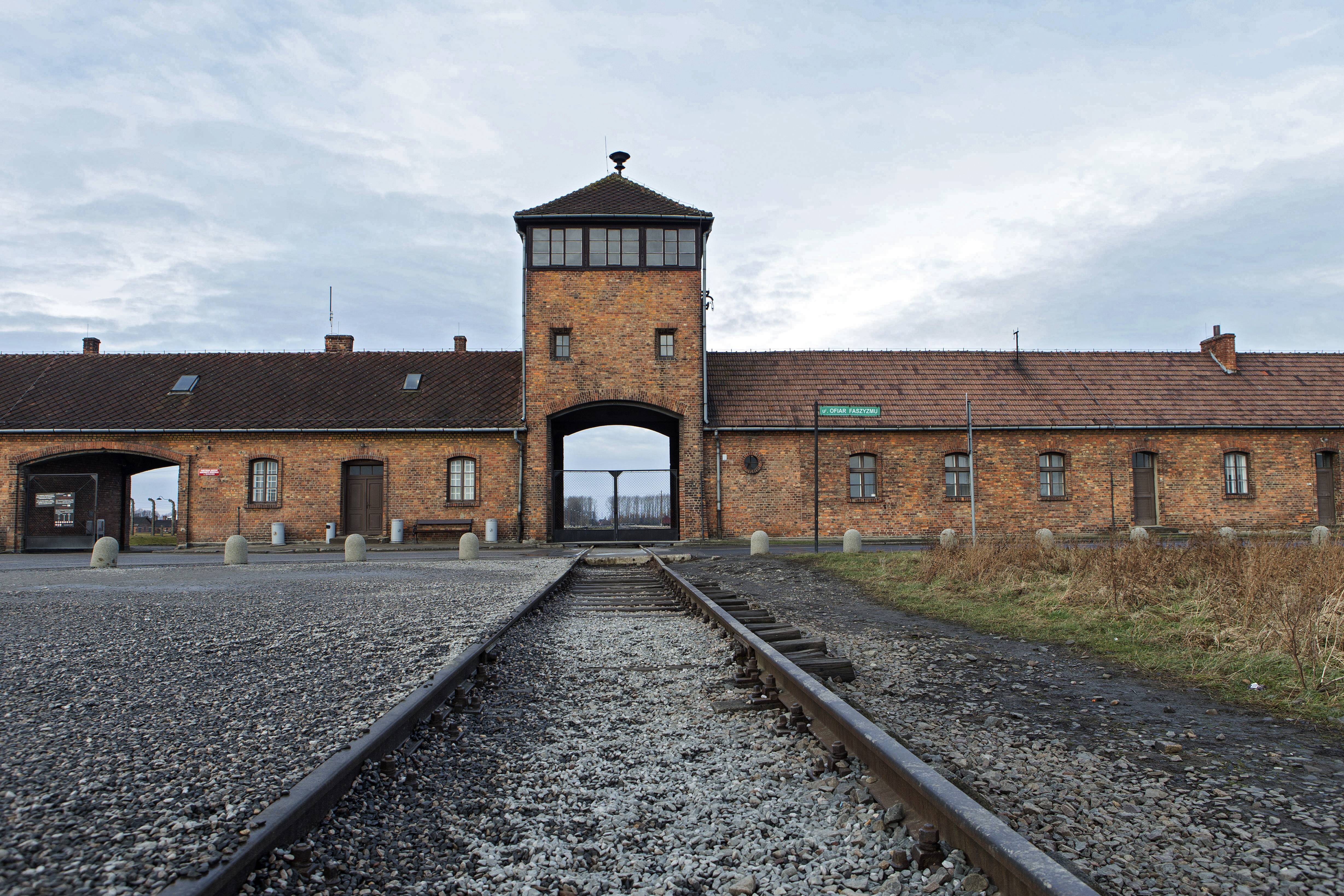 Gleise zum ehemaligen Konzentrationslager Auschwitz-Birkenau in Polen