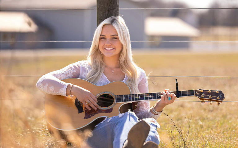 Rachel Holt mit Gitarre