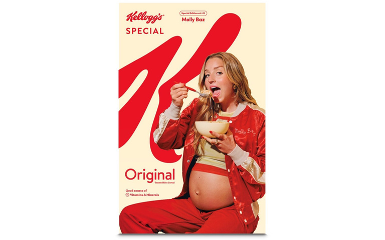 Schwangere isst Kellog's Müsli Kornflakes Packung