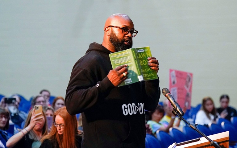 Amanchukwu liest einen Auszug aus dem Buch „Lawn Boy“ vor, um das Verbot bestimmter Bücher mit sexuellen Inhalten während des öffentlichen Teils der Sitzung des Bildungsausschusses von Roxbury zu unterstützen