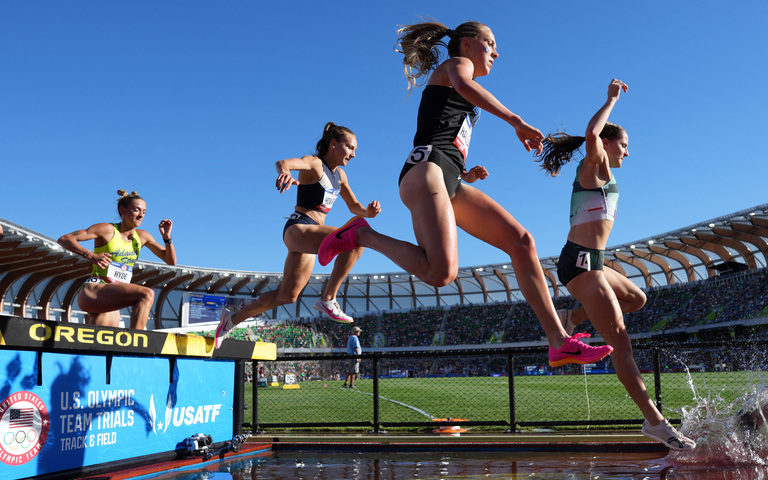 Marisa Howard springt beim Hindernislauf der Olympiaqualifikation der Frauen