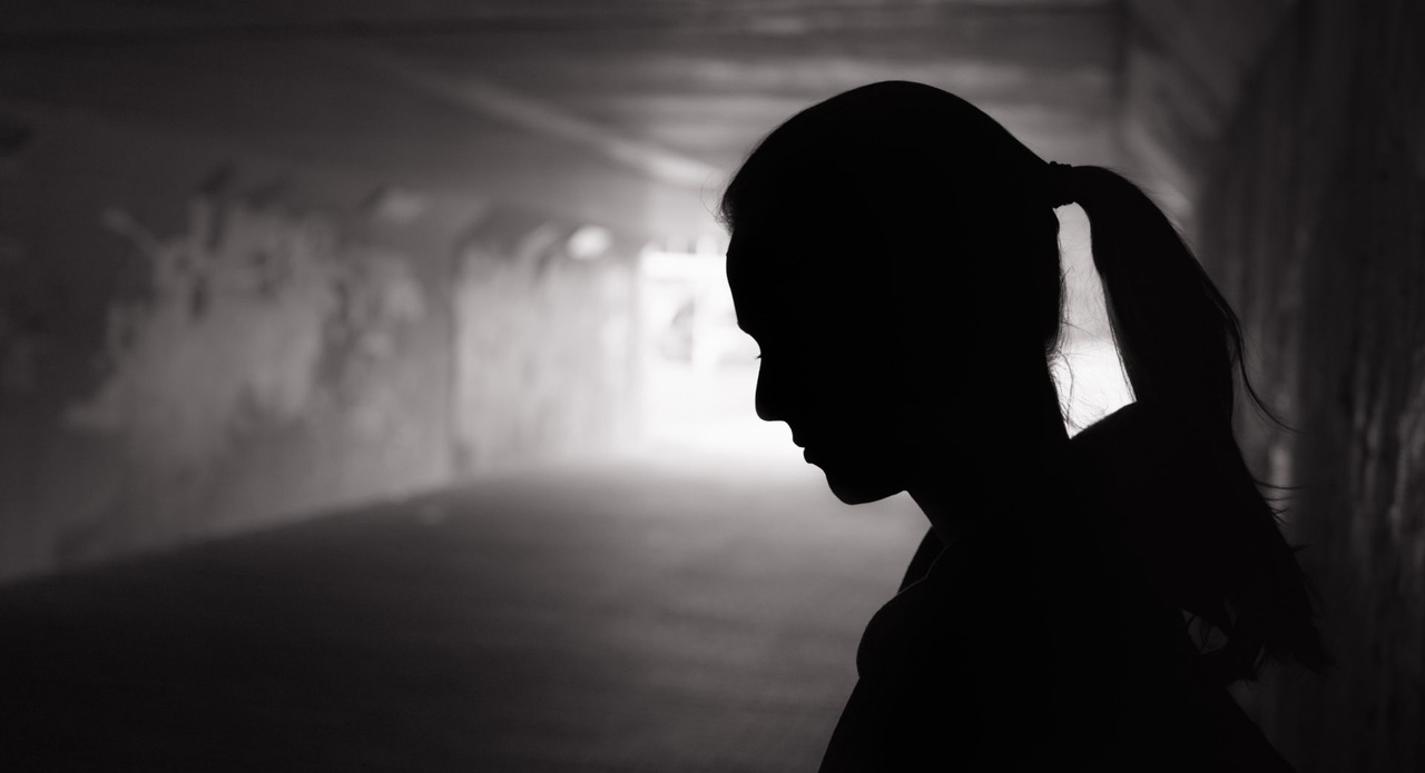 Frauensilhouette in Tunnel schaut nach links